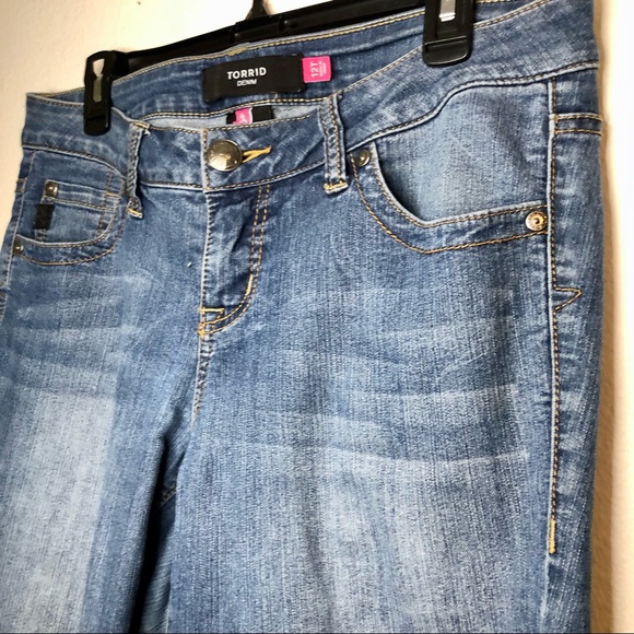 TORRID Jeans Curvy Fit - Picture 4 of 7